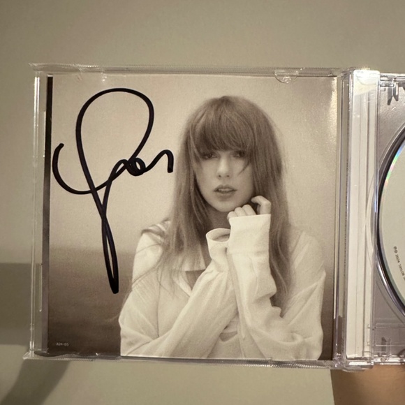 Taylor Swift Signed TTPD CD - Picture 4 of 9